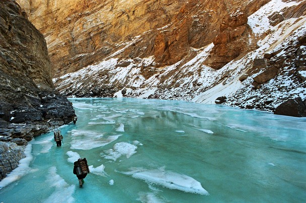 Il sentiero di ghiaccio sul fiume Zanskar in India